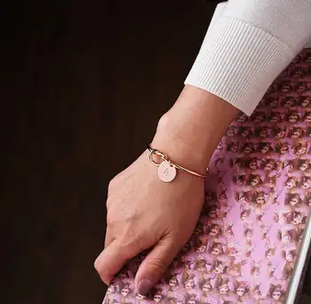 Duoying wyryte litery bransoletka powiązane Otwarty mankiet bransoletka początkowy Urok bransoletki z drutu miłości bransoletki dla kobiet różowe złoto