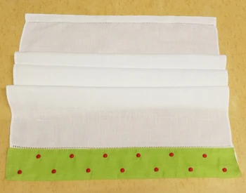 Zestaw 12 modnych gości / ręcznych ręczników z ciemnym zielonym obramowaniem i czerwonymi punktami świąteczne chusteczki ręcznik 14x22 cm