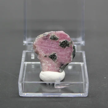 Naturalne birmański rubinowy plastry grube mineralne próbki kamienie i kryształy uzdrawiające kryształy kwarcu kamienie karton rozmiar 34 mm