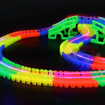 Zapakowane kolej magiczne świecące elastyczny utwór samochodowe, zabawki dla dzieci wyścigi zginanie szynowego drodze elektroniczna lampa błyskowa LED światła samochodu DIY Kids Toy