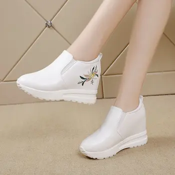 Plus rozmiar 2021 jesień Damskie mokasyny kliny buty na platformie Biały slip na haft mokasyny wzrost Casual buty wiosna