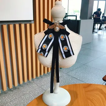 Koreańska tkaniny Rumianek muszka broszka Kryształ pszczoły kokardą klapy Pin sukienki kołnierz koszuli krawat broszki dla kobiet akcesoria