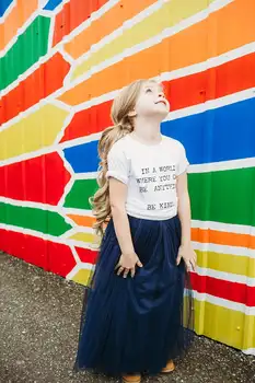 W świecie, gdzie możesz być kimkolwiek bądź życzliwy dla dzieci życzliwość trójniki Bądź dobrym trójniki Bądź dobrym życzliwość koszule moda Dziecięca odzież